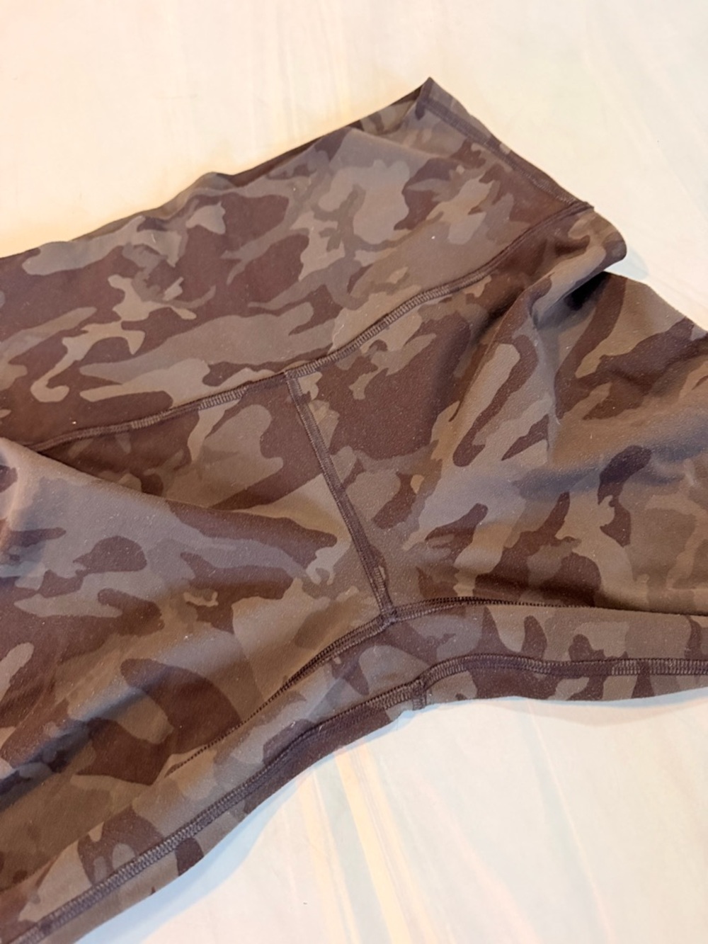 lululemon athletica Dark Green Camo Leggings - great shape! Size 6 - Picture 4 of 5